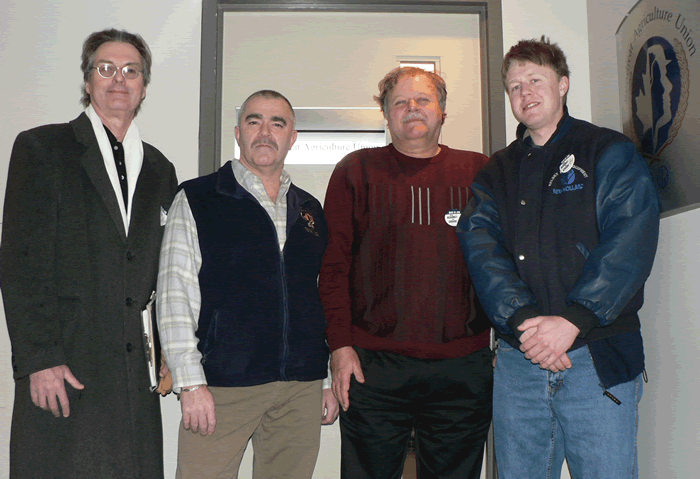 Photo of First National Vice-President Bob Kingston with representatives of ‘Save My Canadian Wheat Board’