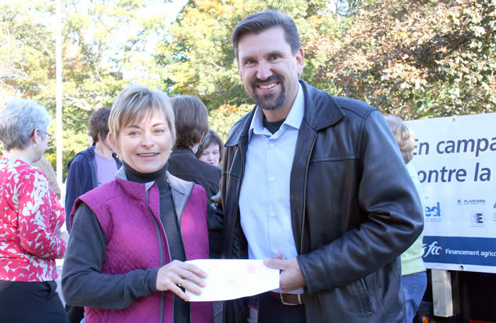Photo of Sonya Shaw accepting a cheque from Fabian Murphy