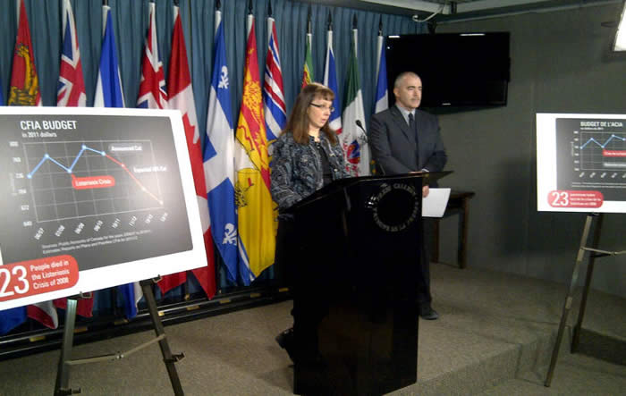Photo de Karen Clark et Bob Kingston lors de la conférence de presse donnée le 16 janvier à Ottawa