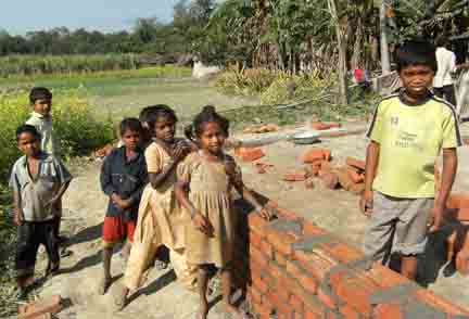 Photo des enfants aux côtés du site de l'école