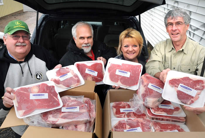 Photo du don du boeuf par la Section locale 4 &agrave; la banque alimentaire de Charlottetown