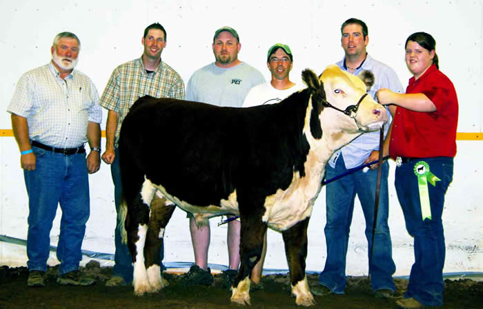 Photos des membres de la Section locale 80058 avec bouvillon acheté au Salon des 4H à l’Exposition du comté de Cumberland.