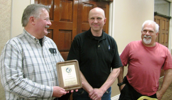 Gary Paynter se voit remettre une plaque commémorative